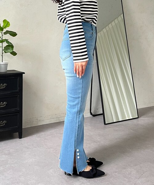 prose verse（プロズヴェール）の「パール付きサイドスリットフレアデニムパンツ（デニムパンツ・レディース・インディゴブルー/ブルー・PL/PM/LARGE/MEDIUM）」の21枚目の写真