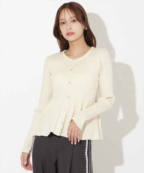 AND COUTURE(アンドクチュール)の「シャツ襟付きペプラムニットプルオーバー(ニット/セーター・レディース・ブラック/ネイビー/ベージュ・FREE)」の4枚目の写真