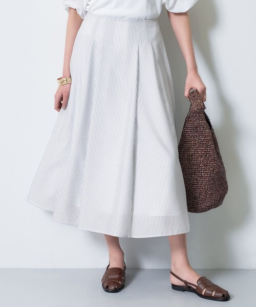 INDIVI（インディヴィ）の「【洗える／SETUP可能】シアーシャンブレータックフレアスカート（スカート・レディース・ライトグレー系3/ネイビー系2/ホワイト系3/ネイビー系3/ブラウン系その他4・36/40/38）」の2枚目の写真