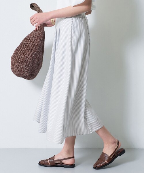 INDIVI（インディヴィ）の「【洗える／SETUP可能】シアーシャンブレータックフレアスカート（スカート・レディース・ライトグレー系3/ネイビー系2/ホワイト系3/ネイビー系3/ブラウン系その他4・36/40/38）」の7枚目の写真