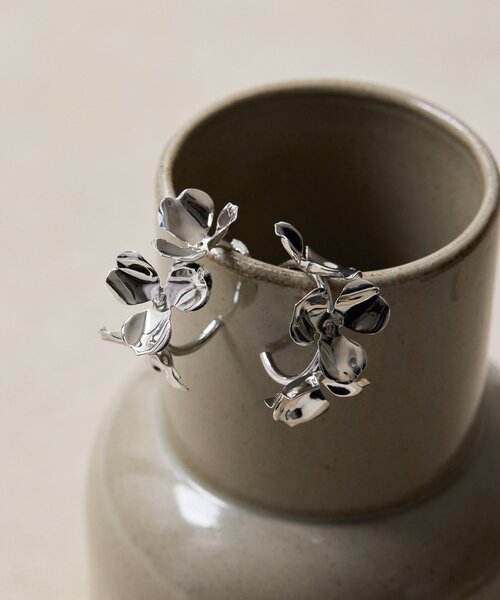 ear PAPILLONNER(イアパピヨネ)の「《チタンポスト》メタルフラワーフープピアス(ピアス(両耳用)・レディース・シルバー・FREE)」の11枚目の写真