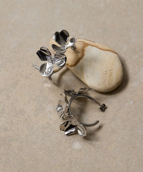 ear PAPILLONNER(イアパピヨネ)の「《チタンポスト》メタルフラワーフープピアス(ピアス(両耳用)・レディース・シルバー・FREE)」の10枚目の写真