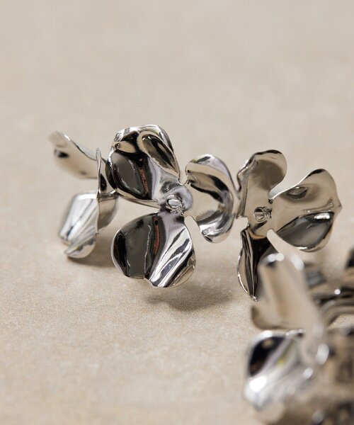 ear PAPILLONNER(イアパピヨネ)の「《チタンポスト》メタルフラワーフープピアス(ピアス(両耳用)・レディース・シルバー・FREE)」の9枚目の写真