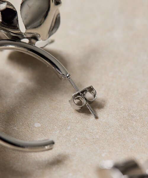 ear PAPILLONNER(イアパピヨネ)の「《チタンポスト》メタルフラワーフープピアス(ピアス(両耳用)・レディース・シルバー・FREE)」の8枚目の写真