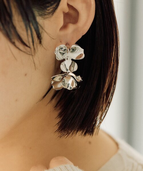 ear PAPILLONNER(イアパピヨネ)の「《チタンポスト》メタルフラワーフープピアス(ピアス(両耳用)・レディース・シルバー・FREE)」の7枚目の写真