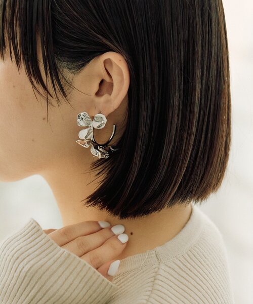 ear PAPILLONNER(イアパピヨネ)の「《チタンポスト》メタルフラワーフープピアス(ピアス(両耳用)・レディース・シルバー・FREE)」の6枚目の写真