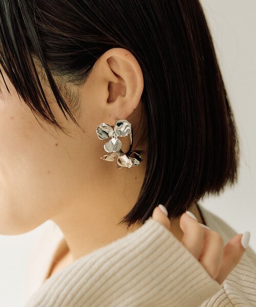 ear PAPILLONNER(イアパピヨネ)の「《チタンポスト》メタルフラワーフープピアス(ピアス(両耳用)・レディース・シルバー・FREE)」の4枚目の写真
