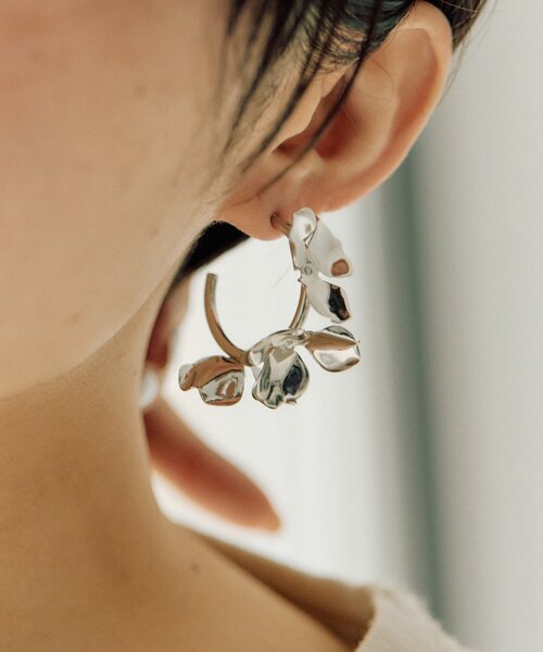 ear PAPILLONNER(イアパピヨネ)の「《チタンポスト》メタルフラワーフープピアス(ピアス(両耳用)・レディース・シルバー・FREE)」の3枚目の写真