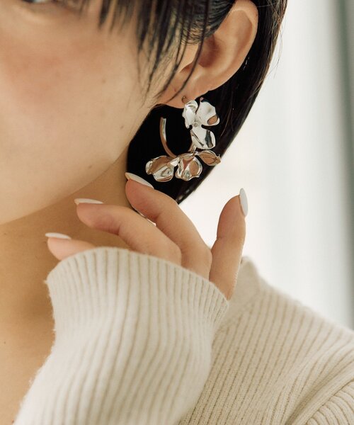 ear PAPILLONNER(イアパピヨネ)の「《チタンポスト》メタルフラワーフープピアス(ピアス(両耳用)・レディース・シルバー・FREE)」の2枚目の写真