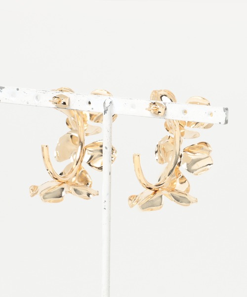 ear PAPILLONNER(イアパピヨネ)の「《チタンポスト》メタルフラワーフープピアス(ピアス(両耳用)・レディース・シルバー・FREE)」の12枚目の写真