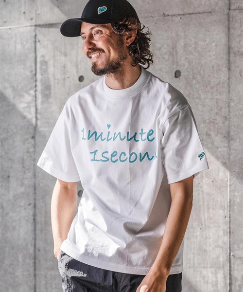 1minute 1second(ワンミニットワンセカンド)の「mt10278-7oz open-end cut & sewn (cursive big print) Tシャツ(1M26N210)(Tシャツ/カットソー・メンズ・ネイビー/ブラック/ホワイト×ブルー/ホワイト×ブラック・XL/L/M/S)」の2枚目の写真