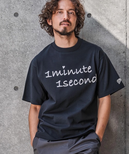 1minute 1second(ワンミニットワンセカンド)の「mt10278-7oz open-end cut & sewn (cursive big print) Tシャツ(1M26N210)(Tシャツ/カットソー・メンズ・ネイビー/ブラック/ホワイト×ブルー/ホワイト×ブラック・XL/L/M/S)」の4枚目の写真