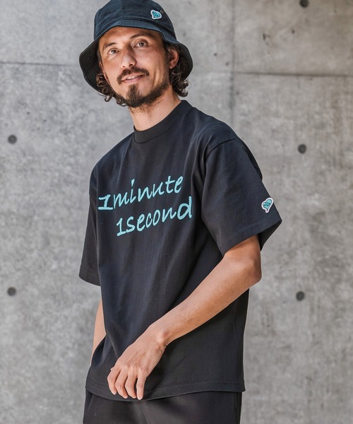 1minute 1second(ワンミニットワンセカンド)の「mt10278-7oz open-end cut & sewn (cursive big print) Tシャツ(1M26N210)(Tシャツ/カットソー・メンズ・ネイビー/ブラック/ホワイト×ブルー/ホワイト×ブラック・XL/L/M/S)」の1枚目の写真