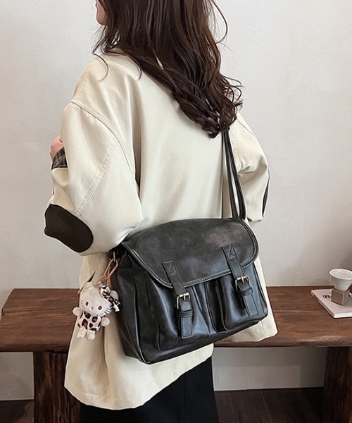 Teem Store（チームストア）の「外ポケットスクエアショルダーバッグ ボストンバッグ（ボストンバッグ・レディース・ダークブラウン/ブラウン/レッド/ブラック・F）」の2枚目の写真