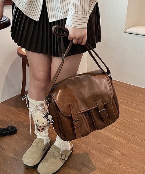 Teem Store（チームストア）の「外ポケットスクエアショルダーバッグ ボストンバッグ（ボストンバッグ・レディース・ダークブラウン/ブラウン/レッド/ブラック・F）」の22枚目の写真