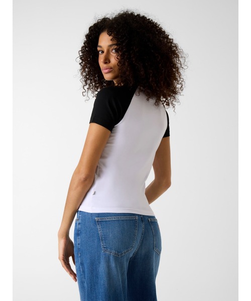 GUESS JEANS(ゲスジーンズ)の「GUESS JEANS SLIM Raglan Piping Tee Tシャツ ロゴTシャツ(Tシャツ/カットソー・レディース・ライトブルー/ホワイト/ブラック・SMALL/X-SMALL/LARGE/MEDIUM)」の4枚目の写真
