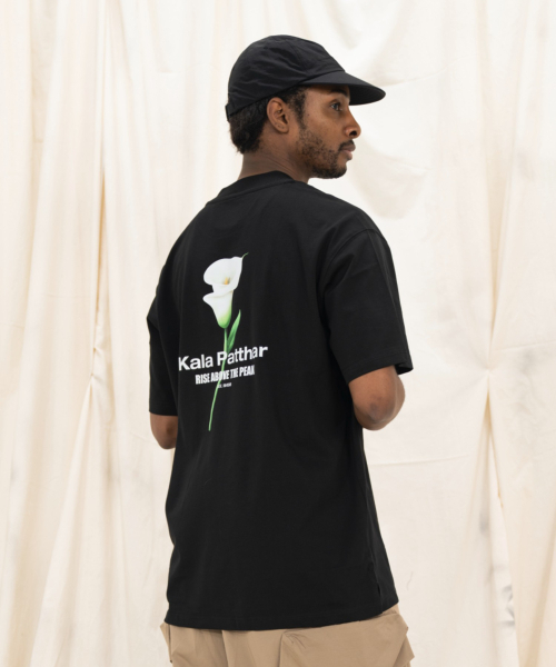 KALAPATTHAR(カラパタール)の「Flower Graphic Back Logo T-Shirt - Black(Tシャツ/カットソー・メンズ・その他・X-LARGE/LARGE/MEDIUM)」の1枚目の写真