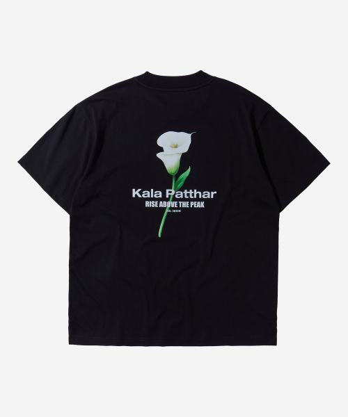 KALAPATTHAR(カラパタール)の「Flower Graphic Back Logo T-Shirt - Black(Tシャツ/カットソー・メンズ・その他・X-LARGE/LARGE/MEDIUM)」の3枚目の写真