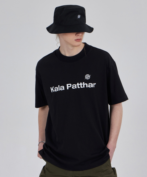 KALAPATTHAR(カラパタール)の「Flower Graphic Back Logo T-Shirt - Black(Tシャツ/カットソー・メンズ・その他・X-LARGE/LARGE/MEDIUM)」の4枚目の写真