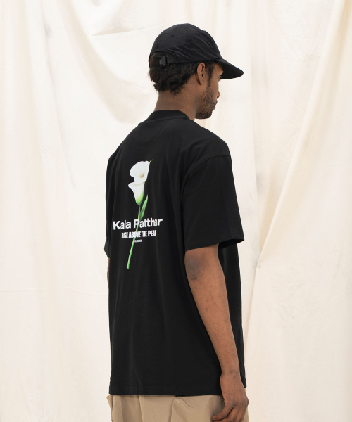 KALAPATTHAR(カラパタール)の「Flower Graphic Back Logo T-Shirt - Black(Tシャツ/カットソー・メンズ・その他・X-LARGE/LARGE/MEDIUM)」の5枚目の写真