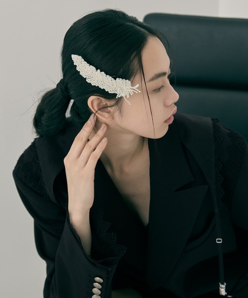 tanakadaisuke(タナカダイスケ)の「【tanakadaisuke/タナカダイスケ】grand feather beads barrette right/グランドフェザービーズバレッタ(右用)(バレッタ/ヘアクリップ・レディース・ホワイト・FREE)」の2枚目の写真