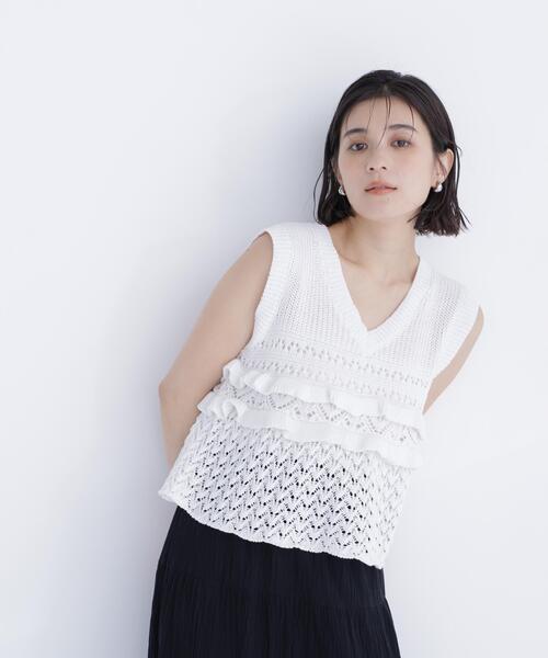 NATURAL BEAUTY BASIC（ナチュラルビューティーベーシック）の「Ｖネック透かし編みフリルニット（ニット/セーター・レディース・レッド/キャメル/オフホワイト・ﾌﾘ-）」の2枚目の写真