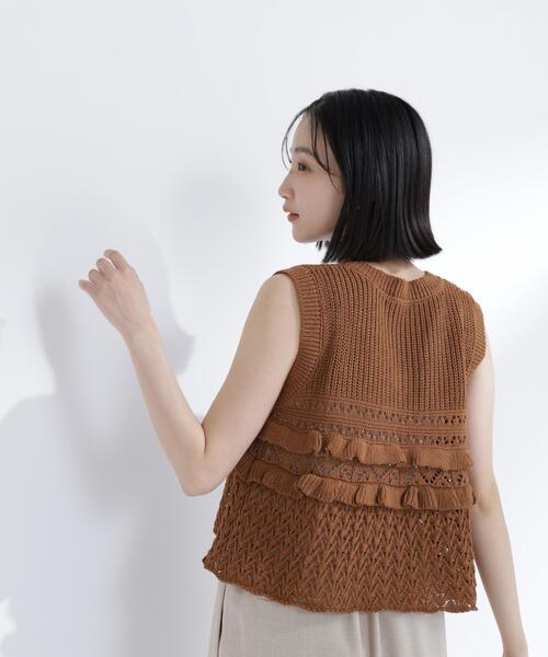 NATURAL BEAUTY BASIC(ナチュラルビューティーベーシック)の「Vネック透かし編みフリルニット(ニット/セーター・レディース・レッド/キャメル/オフホワイト・フリ-)」の4枚目の写真