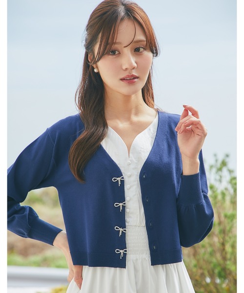 tocco closet(トッコ クローゼット)の「リボンビジュー釦Vネックニットカーディガン(カーディガン/ボレロ・レディース・ネイビー/ラベンダー/オフホワイト/レモンイエロー・M)」の2枚目の写真
