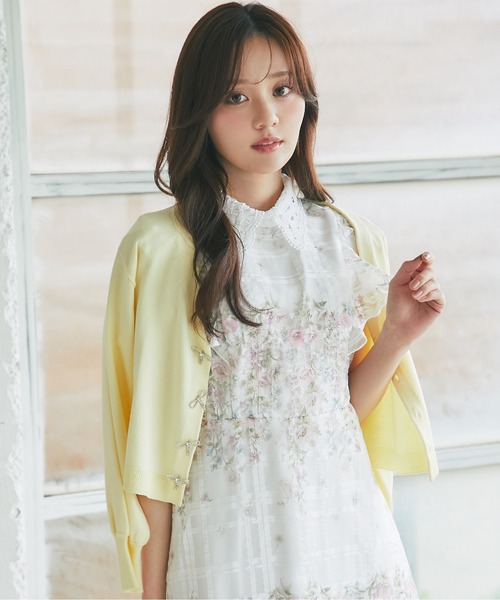 tocco closet(トッコ クローゼット)の「リボンビジュー釦Vネックニットカーディガン(カーディガン/ボレロ・レディース・ネイビー/ラベンダー/オフホワイト/レモンイエロー・M)」の4枚目の写真
