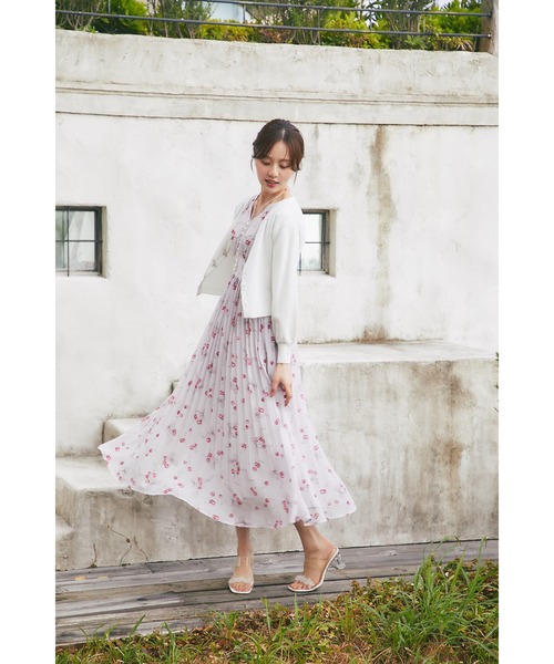 tocco closet(トッコ クローゼット)の「リボンビジュー釦Vネックニットカーディガン(カーディガン/ボレロ・レディース・ネイビー/ラベンダー/オフホワイト/レモンイエロー・M)」の6枚目の写真