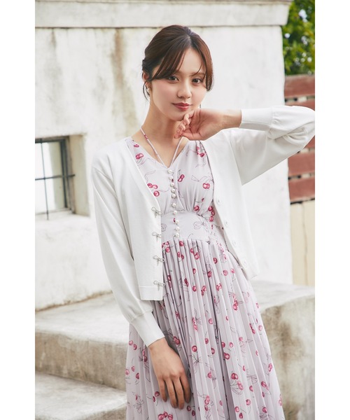 tocco closet(トッコ クローゼット)の「リボンビジュー釦Vネックニットカーディガン(カーディガン/ボレロ・レディース・ネイビー/ラベンダー/オフホワイト/レモンイエロー・M)」の8枚目の写真