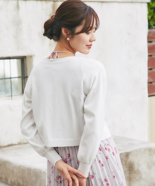 tocco closet(トッコ クローゼット)の「リボンビジュー釦Vネックニットカーディガン(カーディガン/ボレロ・レディース・ネイビー/ラベンダー/オフホワイト/レモンイエロー・M)」の10枚目の写真