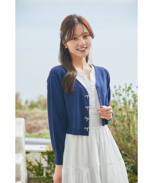 tocco closet(トッコ クローゼット)の「リボンビジュー釦Vネックニットカーディガン(カーディガン/ボレロ・レディース・ネイビー/ラベンダー/オフホワイト/レモンイエロー・M)」の14枚目の写真