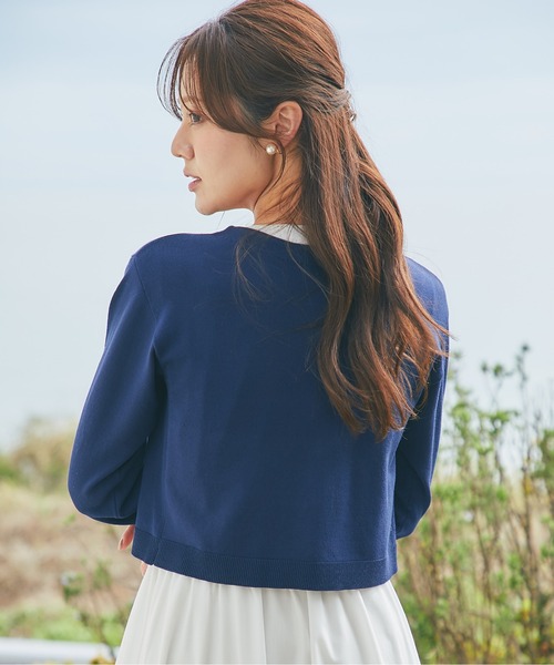 tocco closet(トッコ クローゼット)の「リボンビジュー釦Vネックニットカーディガン(カーディガン/ボレロ・レディース・ネイビー/ラベンダー/オフホワイト/レモンイエロー・M)」の17枚目の写真