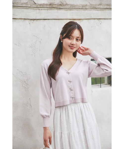 tocco closet(トッコ クローゼット)の「リボンビジュー釦Vネックニットカーディガン(カーディガン/ボレロ・レディース・ネイビー/ラベンダー/オフホワイト/レモンイエロー・M)」の20枚目の写真