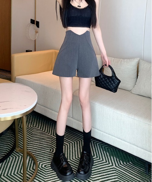 &soiree(アンドソワレ)の「ウエストVカットハイウエストショートパンツ(その他パンツ・レディース・グレー/ブラック・SMALL/MEDIUM/LARGE)」の3枚目の写真
