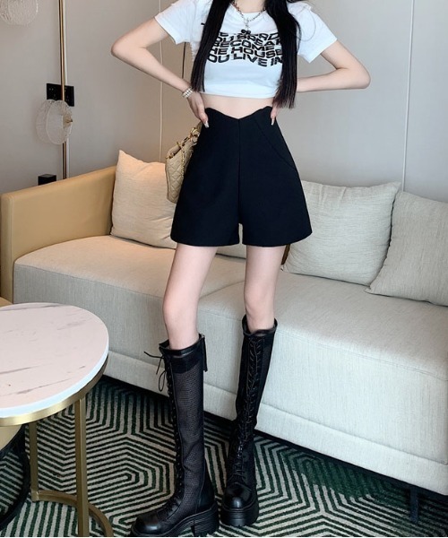 &soiree(アンドソワレ)の「ウエストVカットハイウエストショートパンツ(その他パンツ・レディース・グレー/ブラック・SMALL/MEDIUM/LARGE)」の5枚目の写真