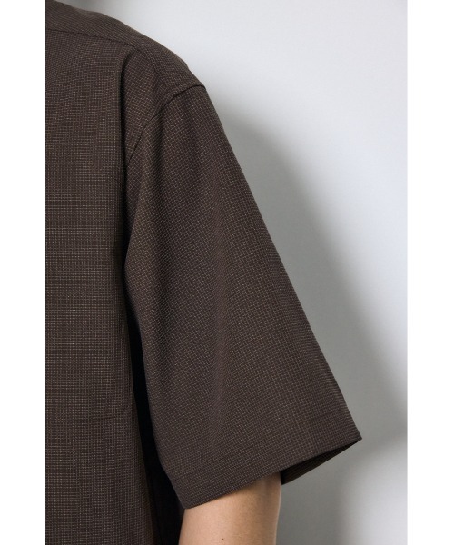 AZUL by moussy（アズールバイマウジー）の「テックジャガードアクション半袖シャツ（シャツ/ブラウス・メンズ・ブラウン/ブラック/カーキ・LARGE/MEDIUM）」の5枚目の写真