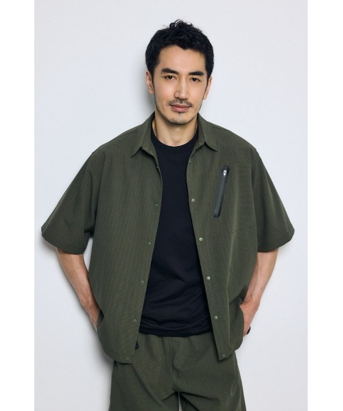 AZUL by moussy（アズールバイマウジー）の「テックジャガードアクション半袖シャツ（シャツ/ブラウス・メンズ・ブラウン/ブラック/カーキ・LARGE/MEDIUM）」の8枚目の写真