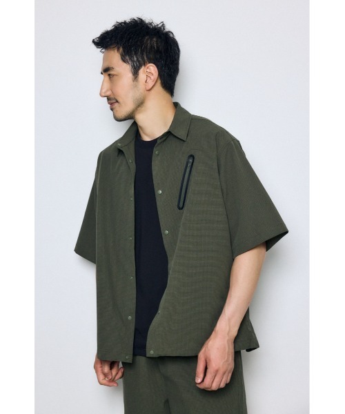 AZUL by moussy（アズールバイマウジー）の「テックジャガードアクション半袖シャツ（シャツ/ブラウス・メンズ・ブラウン/ブラック/カーキ・LARGE/MEDIUM）」の9枚目の写真