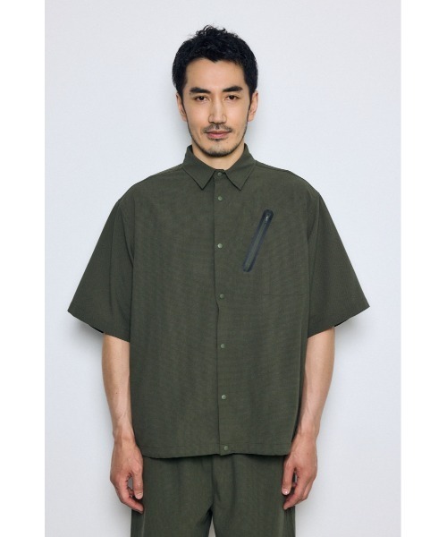 AZUL by moussy（アズールバイマウジー）の「テックジャガードアクション半袖シャツ（シャツ/ブラウス・メンズ・ブラウン/ブラック/カーキ・LARGE/MEDIUM）」の11枚目の写真