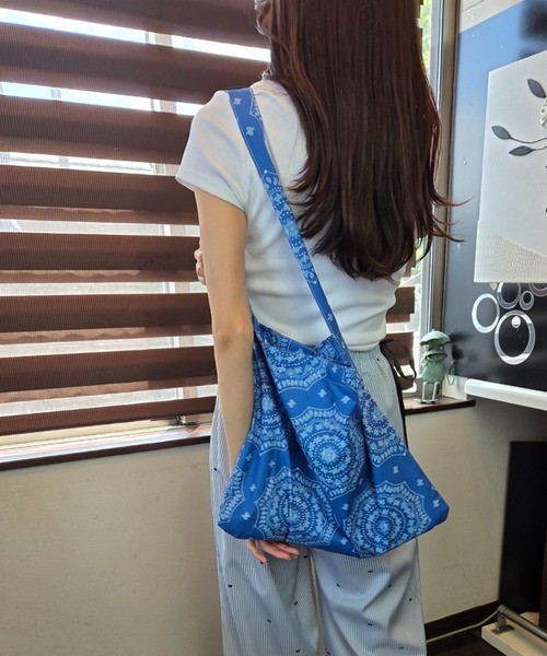 Loco Ocean（ロコオーシャン）の「【ブルー】バンダナ総柄 ショルダートートバッグ / エコバッグ / 大容量（トートバッグ・レディース・ブルー・ONE SIZE）」の6枚目の写真