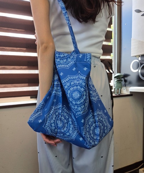 Loco Ocean（ロコオーシャン）の「【ブルー】バンダナ総柄 ショルダートートバッグ / エコバッグ / 大容量（トートバッグ・レディース・ブルー・ONE SIZE）」の7枚目の写真