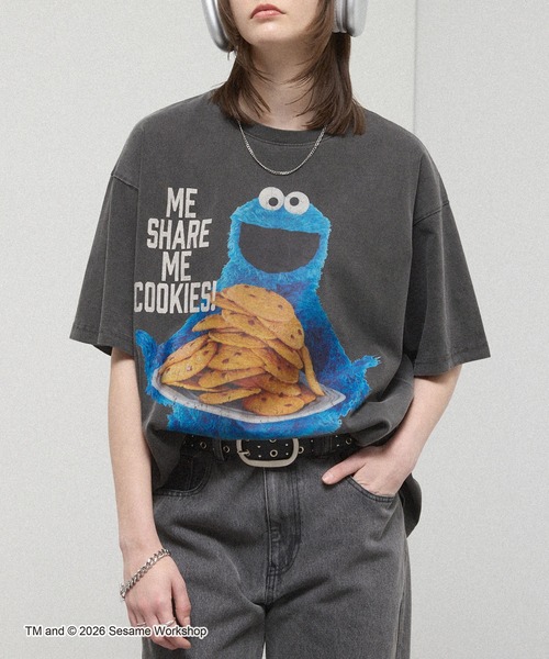 SESAME STREET(セサミストリート)の「<Exclusive> Sesame Street Vintage-Washed Oversized Tee / 別注 セサミストリート ヴィンテージ加工 オーバーサイズ グラフィックTシャツ(Tシャツ/カットソー・レディース・ブラック系/ブラック/ブラック系2・L/M)」の4枚目の写真