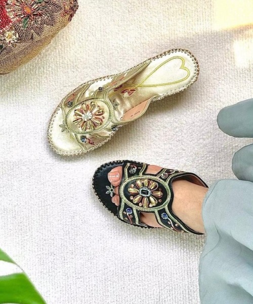 Tomieco（トミエコ）の「ビーズ付き刺繍サンダル ウェッジソール ミュール（サンダル・レディース・ブラック/ダークブラウン/ゴールド/ターコイズブルー/ホワイト・LL/L/M）」の6枚目の写真