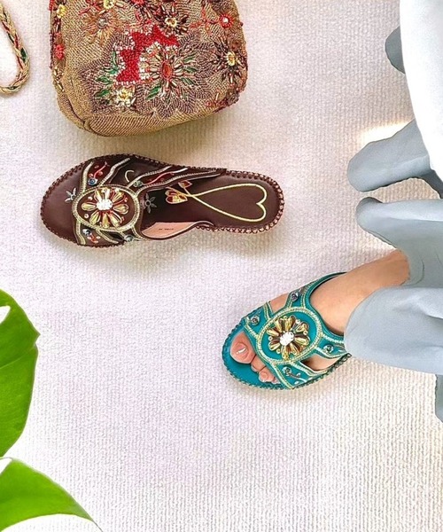 Tomieco（トミエコ）の「ビーズ付き刺繍サンダル ウェッジソール ミュール（サンダル・レディース・ブラック/ダークブラウン/ゴールド/ターコイズブルー/ホワイト・LL/L/M）」の7枚目の写真