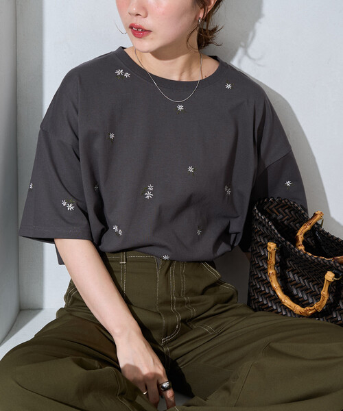 FREAK'S STORE(フリークスストア)の「限定展開 フラワー 刺繍 半袖 ビッグ Tシャツ(Tシャツ/カットソー・レディース・ブラック/ナチュラル/オフホワイト・フリ-)」の19枚目の写真