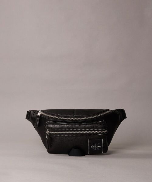 Calvin Klein（カルバン・クライン）の「クロスボディバッグ - ボールドぺブルスリングバッグ（ショルダーバッグ・メンズ・ブラック・FREE）」の2枚目の写真