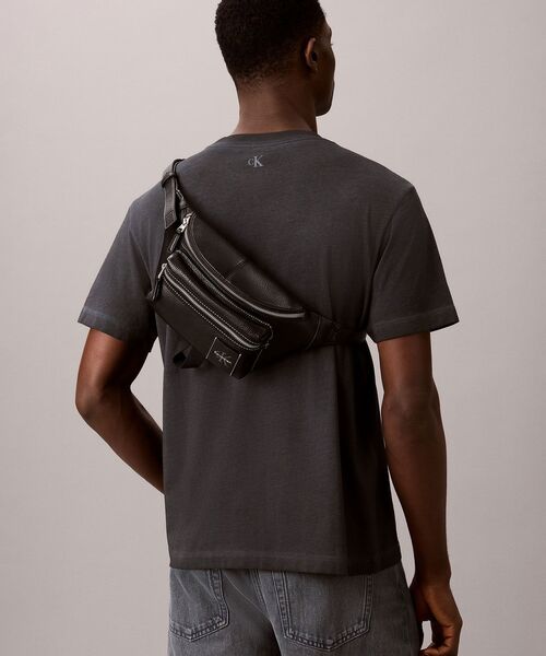 Calvin Klein（カルバン・クライン）の「クロスボディバッグ - ボールドぺブルスリングバッグ（ショルダーバッグ・メンズ・ブラック・FREE）」の3枚目の写真