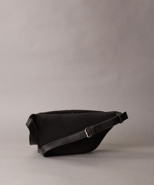 Calvin Klein（カルバン・クライン）の「クロスボディバッグ - ボールドぺブルスリングバッグ（ショルダーバッグ・メンズ・ブラック・FREE）」の4枚目の写真